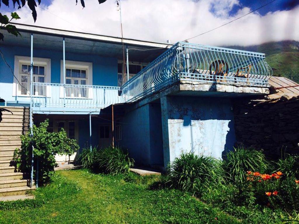 Blue Guesthouse Kazbegi Bagian luar foto