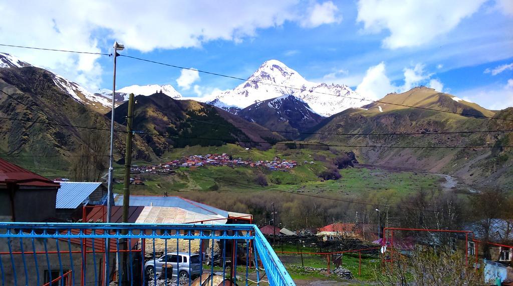 Blue Guesthouse Kazbegi Bagian luar foto