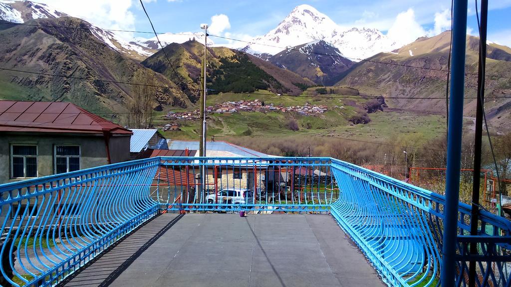 Blue Guesthouse Kazbegi Bagian luar foto