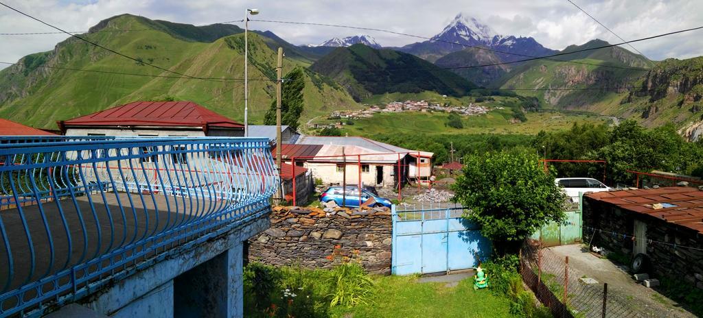 Blue Guesthouse Kazbegi Bagian luar foto